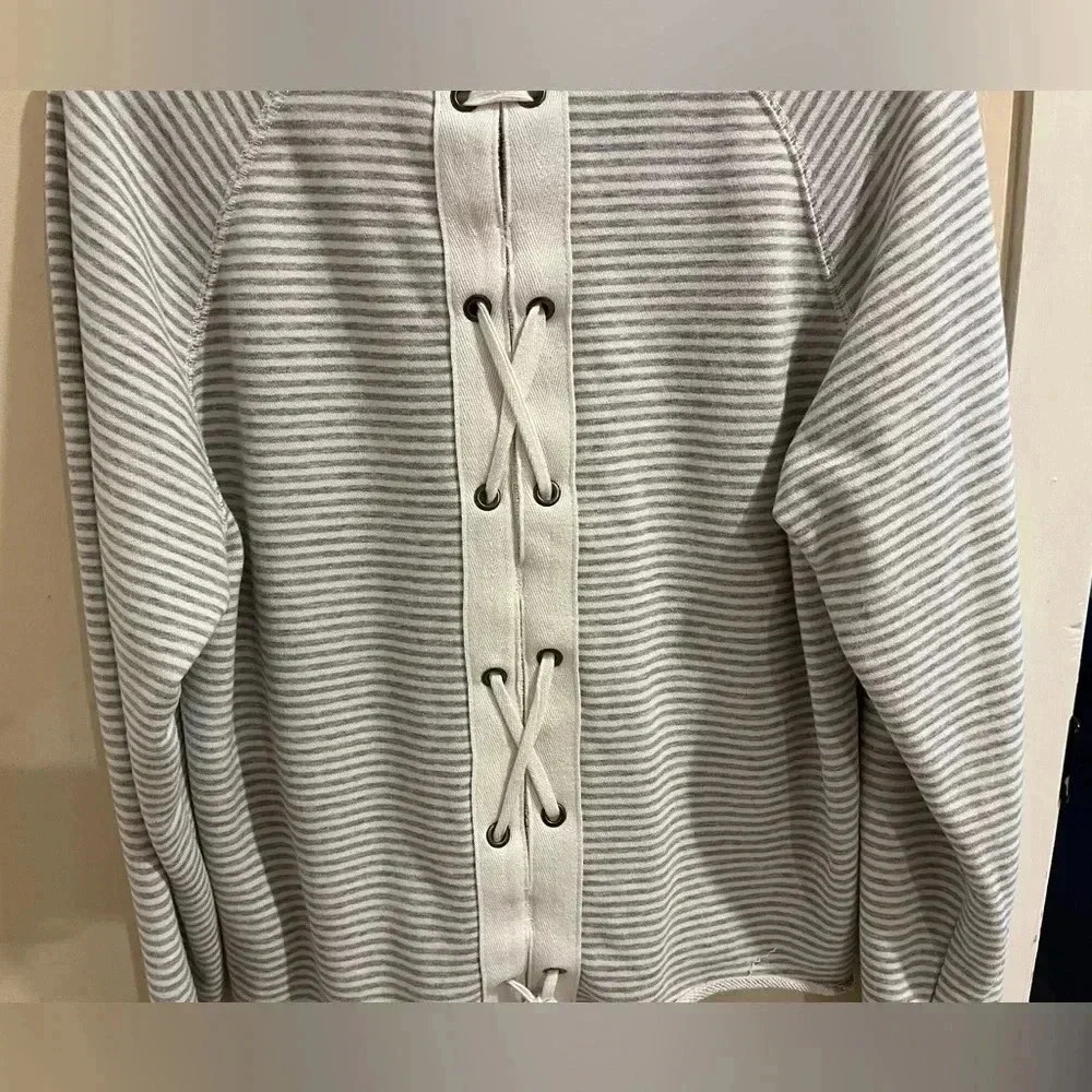 Abercrombie And Fitch Size Medium Grey And White … - image 7